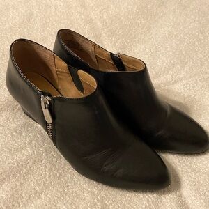 Adrienne Vittadini black wedge heel booties